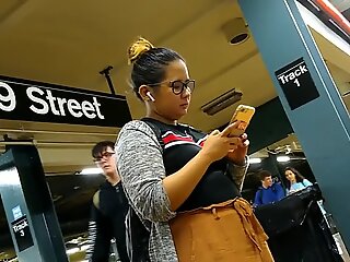 Lindas rellenitas filipina muchacha con gafas esperando tren