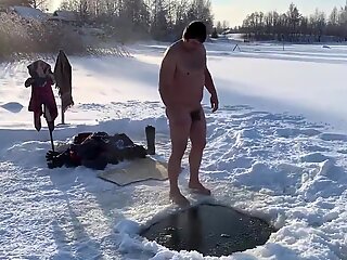 Човек скочи в дупката на леда https://nakedguyz.blogspot.com