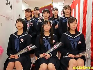 Japon kız öğrenciler bir araya geldi ve okulda bir grup seks vardı.
