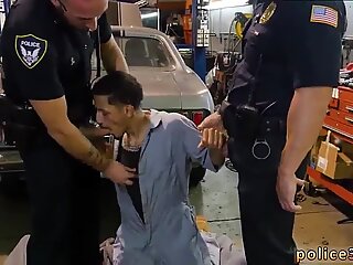 少年と警官のゲイポルノビデオセクシーな裸は警察に侵入される