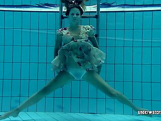 Lucy Gurchenko Russisch Haarig Baby im Pool nackt